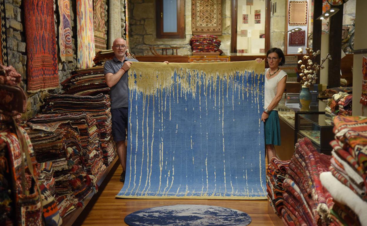 Los dos socios de Nómada, Alistair Baird y Nerea Aguirre, sujetan 'Elkano'. 