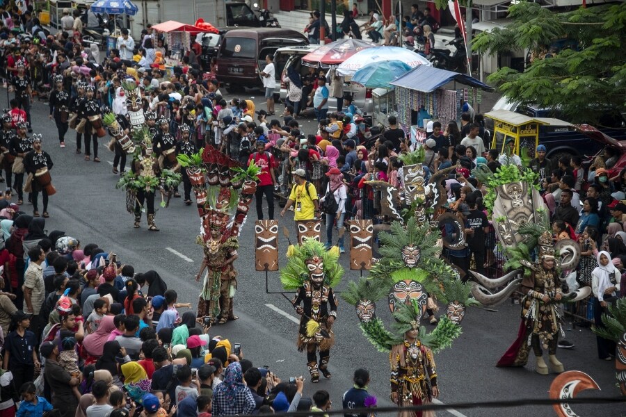 Jember Fashion Carnaval es un carnaval que se celebra de forma anual en la ciudad de Jember, Java oriental. Este carnaval, que se inspira en objetos de todo el mundo y en la naturaleza, no deja a nadie indiferente.