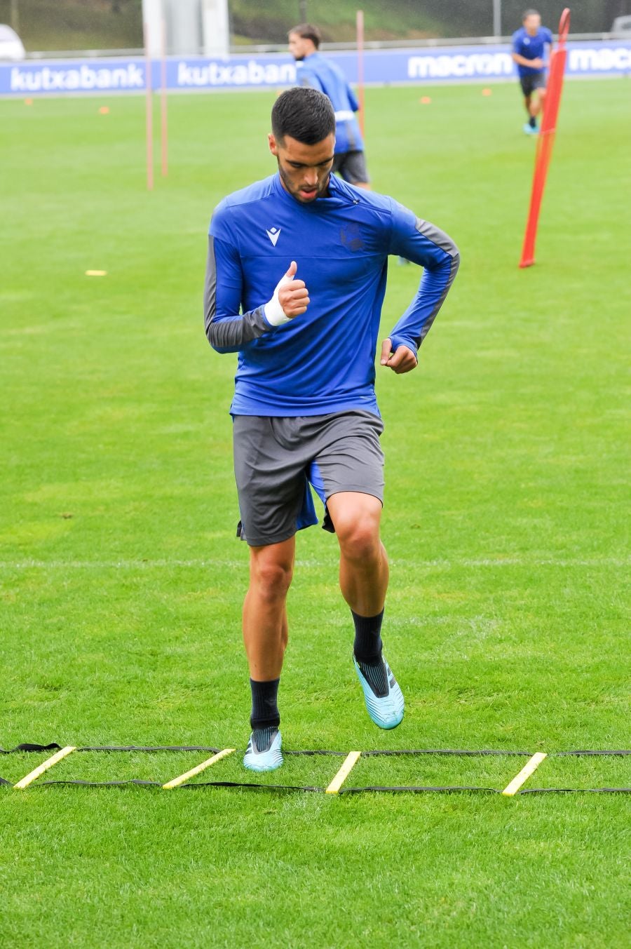 Solo diez jugadores de campo han saltado a las instalaciones del Jose Luis Orbegozo. El técnico oriotarra ha querido dar descanso a muchos de sus futbolistas tras los dos últimos partidos de pretemporada y citó en el entrenamiento de hoy a los que no participaron en la final de la Euskal Herriko Txapelketa.