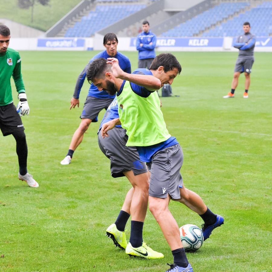 Solo diez jugadores de campo han saltado a las instalaciones del Jose Luis Orbegozo. El técnico oriotarra ha querido dar descanso a muchos de sus futbolistas tras los dos últimos partidos de pretemporada y citó en el entrenamiento de hoy a los que no participaron en la final de la Euskal Herriko Txapelketa.