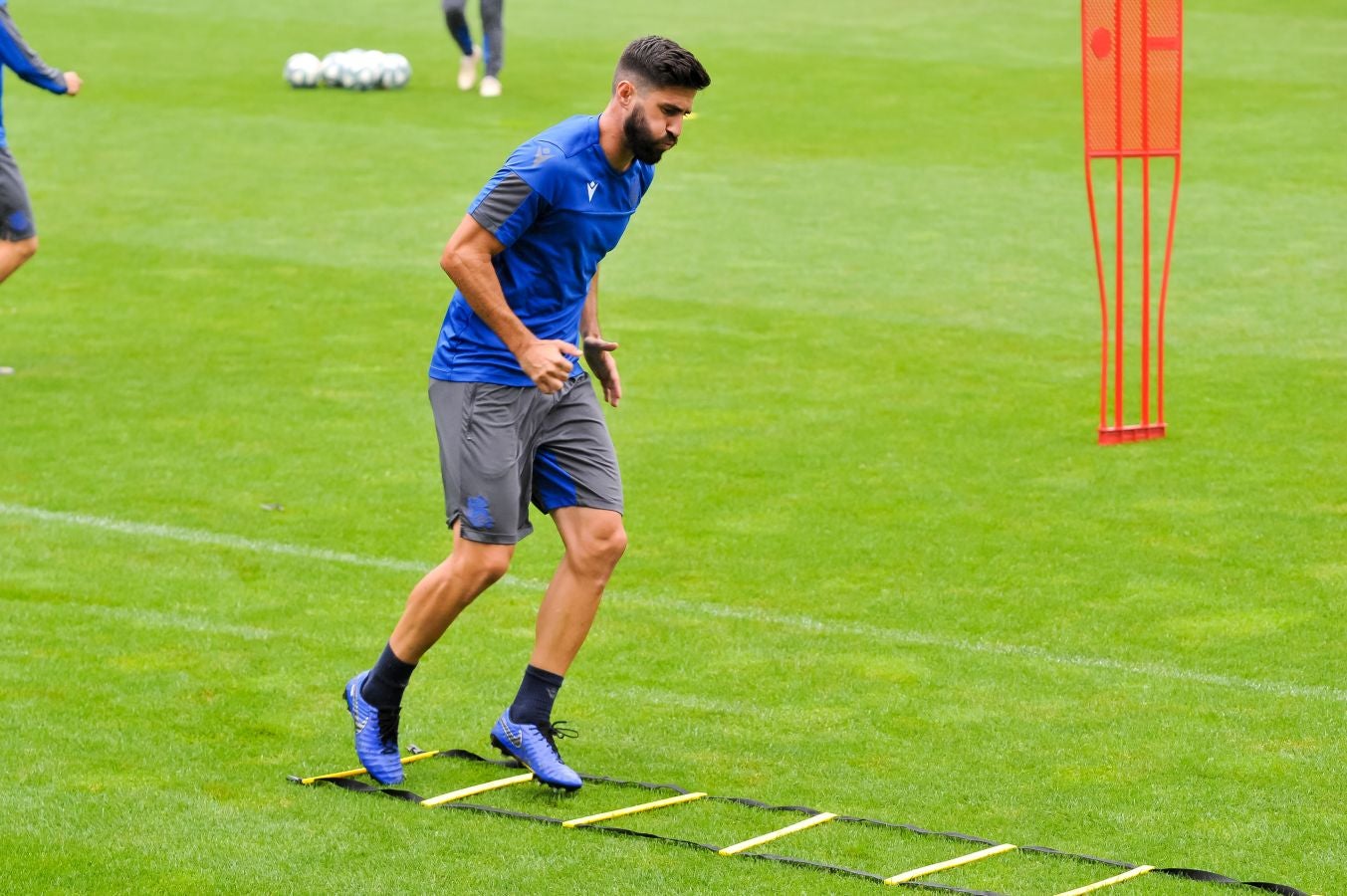 Solo diez jugadores de campo han saltado a las instalaciones del Jose Luis Orbegozo. El técnico oriotarra ha querido dar descanso a muchos de sus futbolistas tras los dos últimos partidos de pretemporada y citó en el entrenamiento de hoy a los que no participaron en la final de la Euskal Herriko Txapelketa.