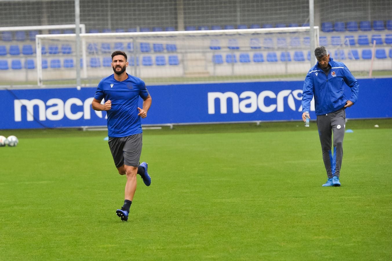 Solo diez jugadores de campo han saltado a las instalaciones del Jose Luis Orbegozo. El técnico oriotarra ha querido dar descanso a muchos de sus futbolistas tras los dos últimos partidos de pretemporada y citó en el entrenamiento de hoy a los que no participaron en la final de la Euskal Herriko Txapelketa.