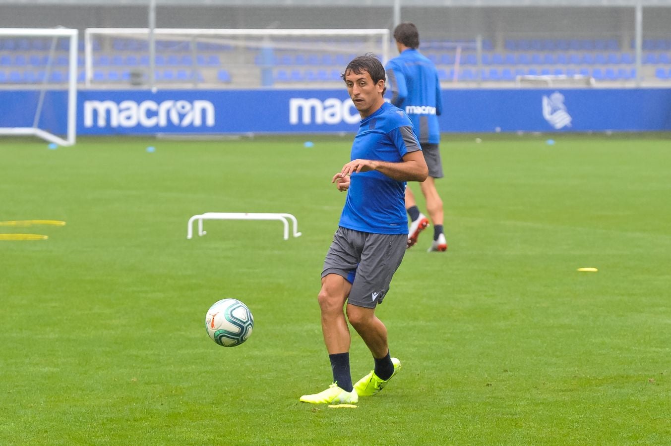 Solo diez jugadores de campo han saltado a las instalaciones del Jose Luis Orbegozo. El técnico oriotarra ha querido dar descanso a muchos de sus futbolistas tras los dos últimos partidos de pretemporada y citó en el entrenamiento de hoy a los que no participaron en la final de la Euskal Herriko Txapelketa.
