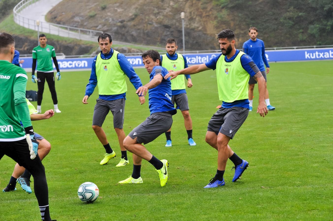 Solo diez jugadores de campo han saltado a las instalaciones del Jose Luis Orbegozo. El técnico oriotarra ha querido dar descanso a muchos de sus futbolistas tras los dos últimos partidos de pretemporada y citó en el entrenamiento de hoy a los que no participaron en la final de la Euskal Herriko Txapelketa.