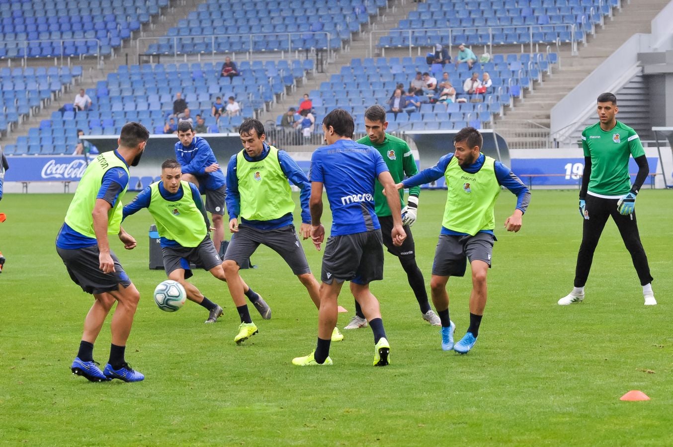 Solo diez jugadores de campo han saltado a las instalaciones del Jose Luis Orbegozo. El técnico oriotarra ha querido dar descanso a muchos de sus futbolistas tras los dos últimos partidos de pretemporada y citó en el entrenamiento de hoy a los que no participaron en la final de la Euskal Herriko Txapelketa.