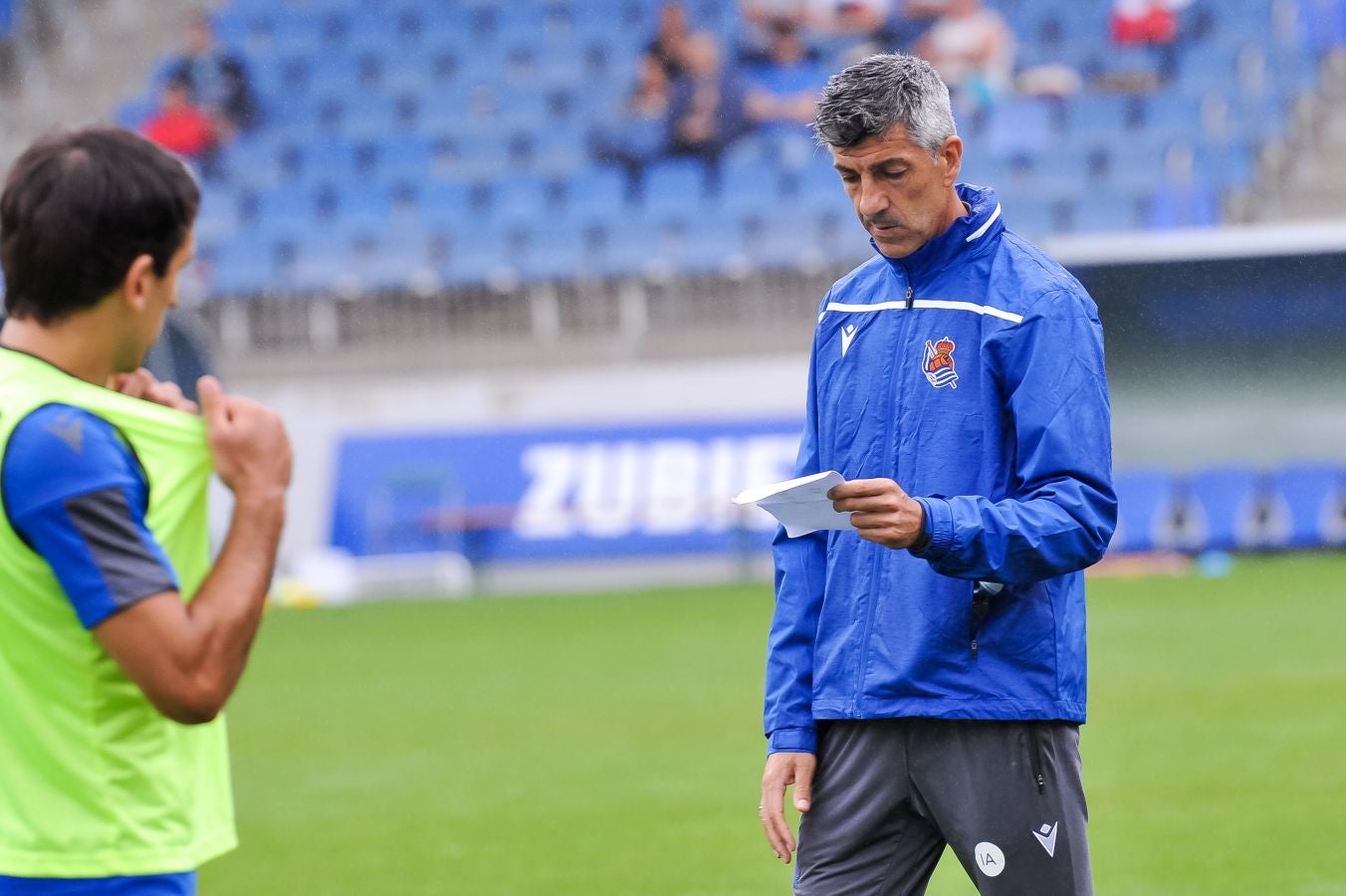 Solo diez jugadores de campo han saltado a las instalaciones del Jose Luis Orbegozo. El técnico oriotarra ha querido dar descanso a muchos de sus futbolistas tras los dos últimos partidos de pretemporada y citó en el entrenamiento de hoy a los que no participaron en la final de la Euskal Herriko Txapelketa.
