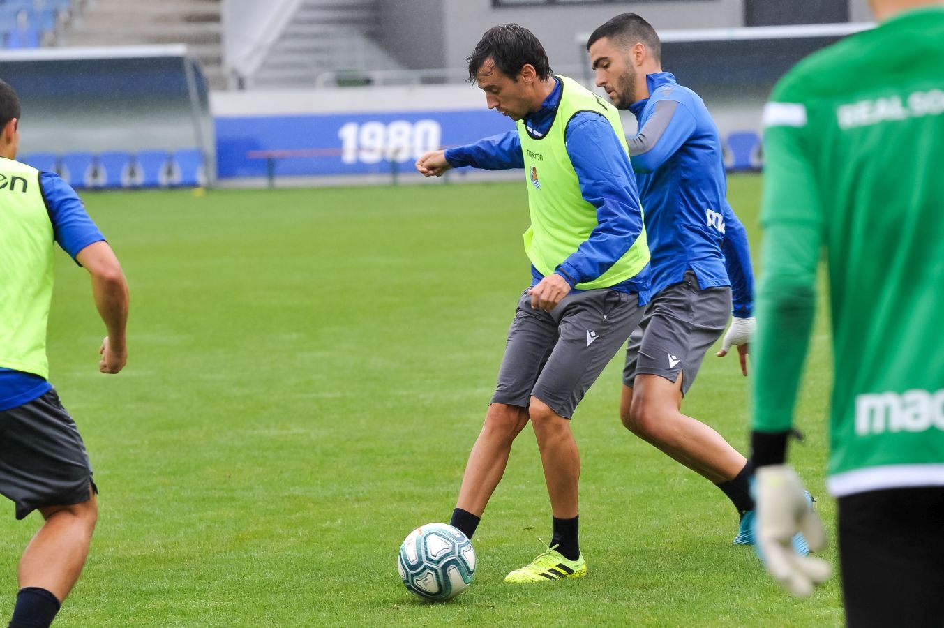Solo diez jugadores de campo han saltado a las instalaciones del Jose Luis Orbegozo. El técnico oriotarra ha querido dar descanso a muchos de sus futbolistas tras los dos últimos partidos de pretemporada y citó en el entrenamiento de hoy a los que no participaron en la final de la Euskal Herriko Txapelketa.
