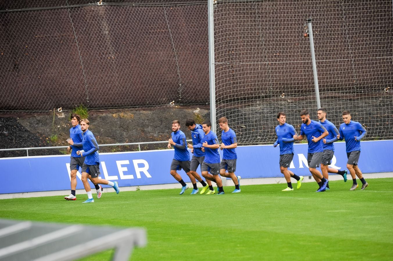 Solo diez jugadores de campo han saltado a las instalaciones del Jose Luis Orbegozo. El técnico oriotarra ha querido dar descanso a muchos de sus futbolistas tras los dos últimos partidos de pretemporada y citó en el entrenamiento de hoy a los que no participaron en la final de la Euskal Herriko Txapelketa.