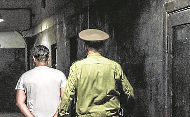 Cárcel de Karosta. Un grupo de turistas que se han atrevido a pasar la noche como reos son inspeccionados por el oficial de turno.