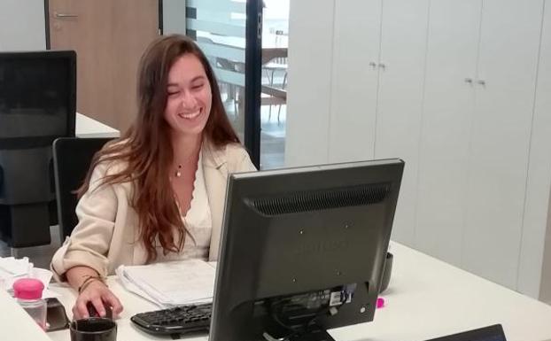 Paula disfruta de las prácticas laborales en la entidad SEA Europe, Bélgica. 