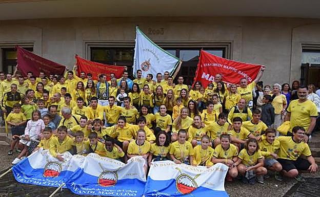 Remeros y remeras de los tres equipos sénior de Orio celebran también las banderas ganadas por los 'txikis' en Pontejos. 