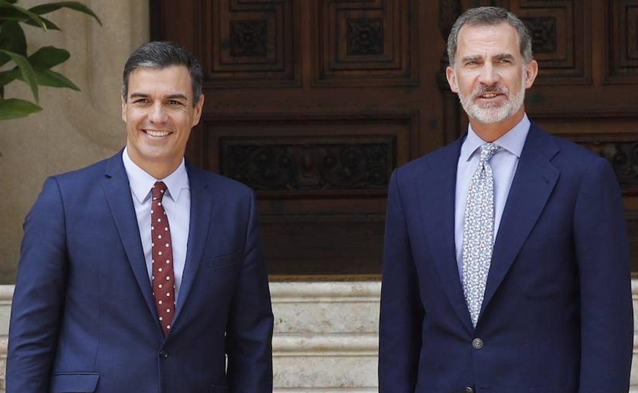 Felipe VI (d) recibe a Pedro Sánchez en Marivent. 