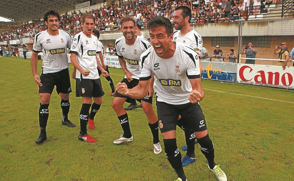Mikel Orbegozo celebrando el 2-0 anotado de penalti en el encuentro de vuelta del play-out ante el Jumilla.