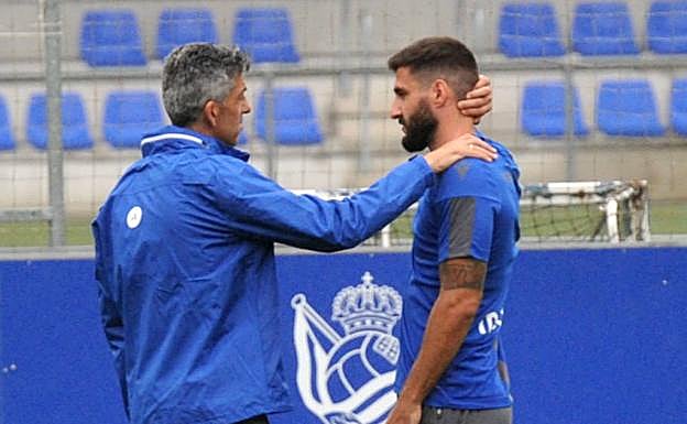 Charla entre Alguacil y Navas al principio del entrenamiento.