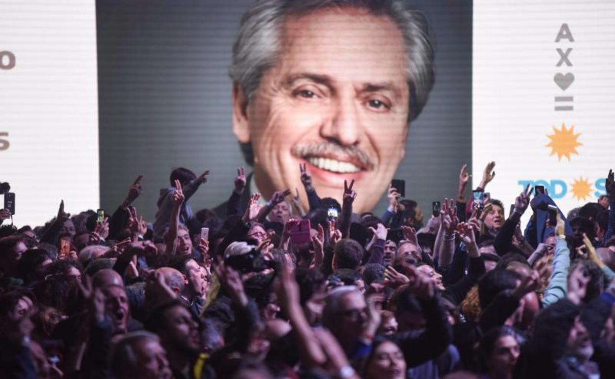 El líder opositor Alberto Fernández se impone en las primarias de Argentina
