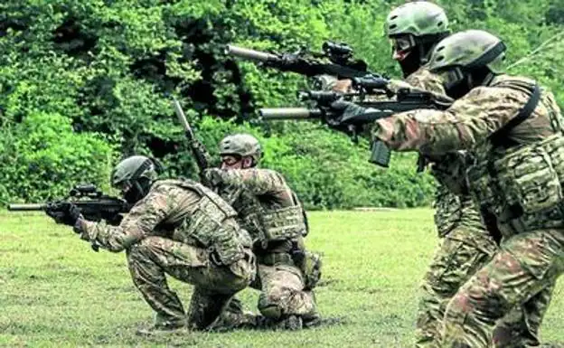 Agentes de la unidad realizan prácticas de tiro en su base. 
