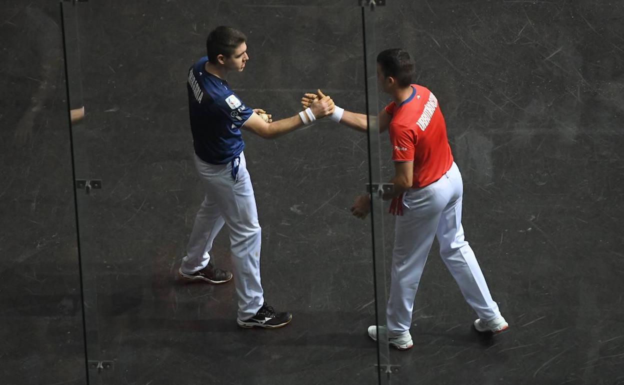 Iker Irribarria y Mikel Urrutikoetxea se saludan justo antes del inicio de la final, el pasado 9 de junio en el Bizkaia de Bilbao.