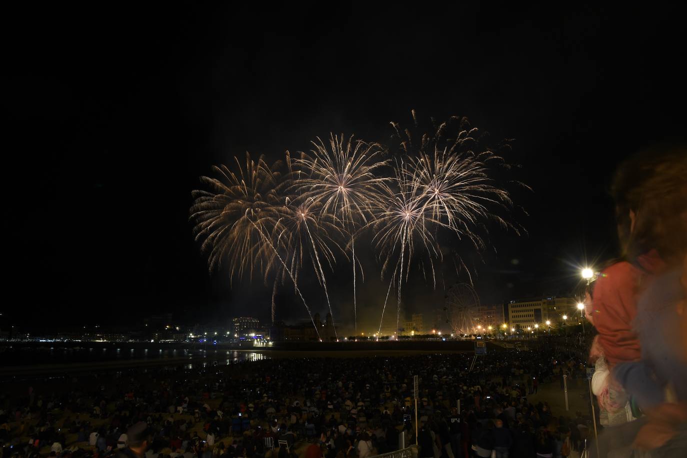 Fotos: Buen debut de la pirotecnia italina Scarsella Fireworks