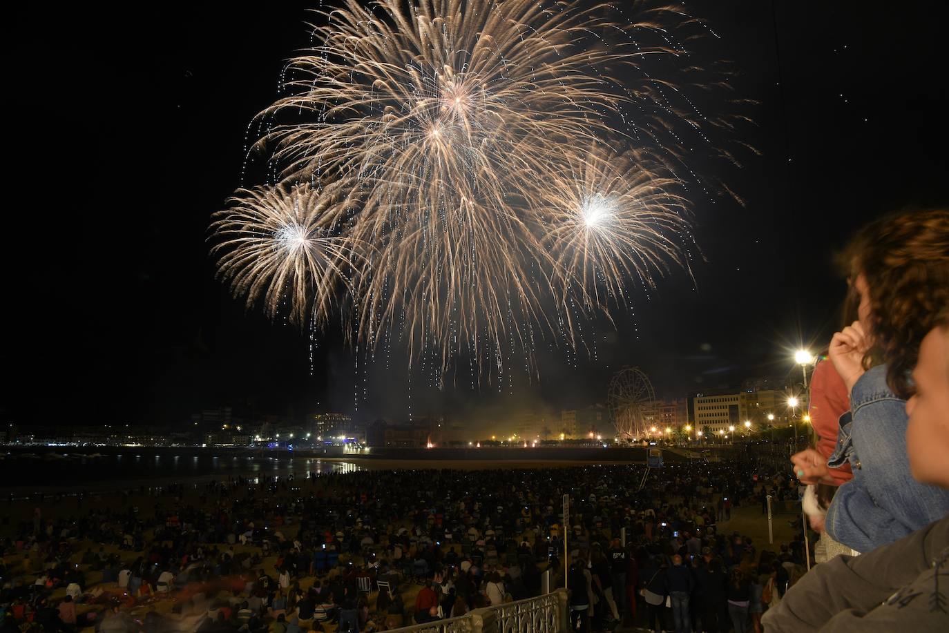 Fotos: Buen debut de la pirotecnia italina Scarsella Fireworks
