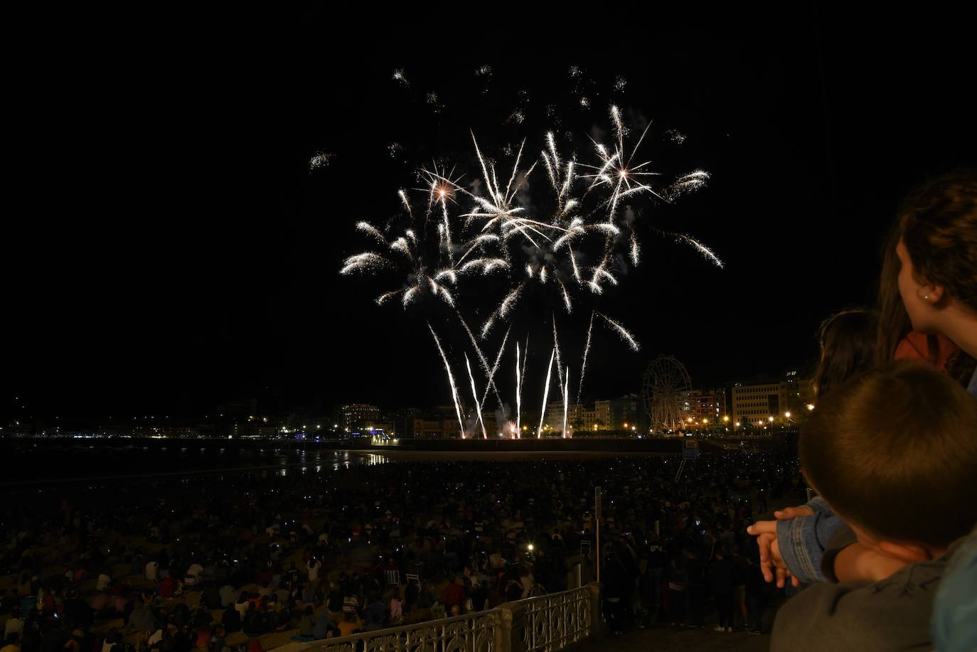 Fotos: Buen debut de la pirotecnia italina Scarsella Fireworks