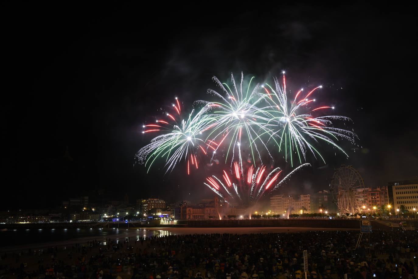 Fotos: Buen debut de la pirotecnia italina Scarsella Fireworks
