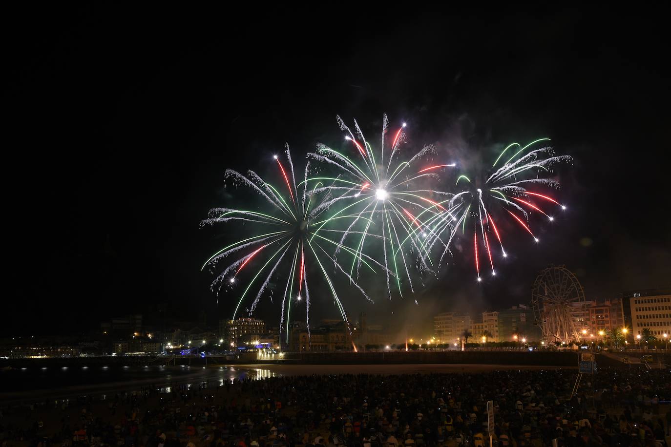 Fotos: Buen debut de la pirotecnia italina Scarsella Fireworks