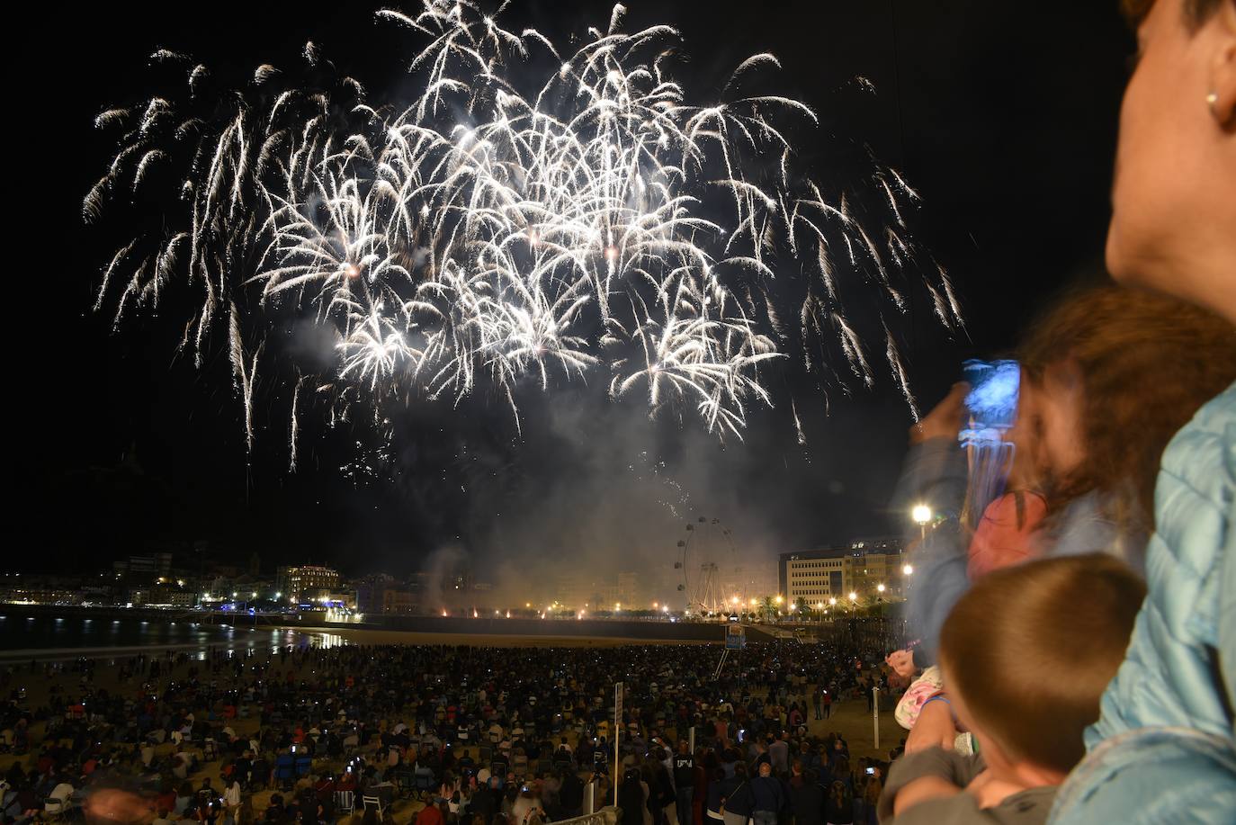 Fotos: Buen debut de la pirotecnia italina Scarsella Fireworks