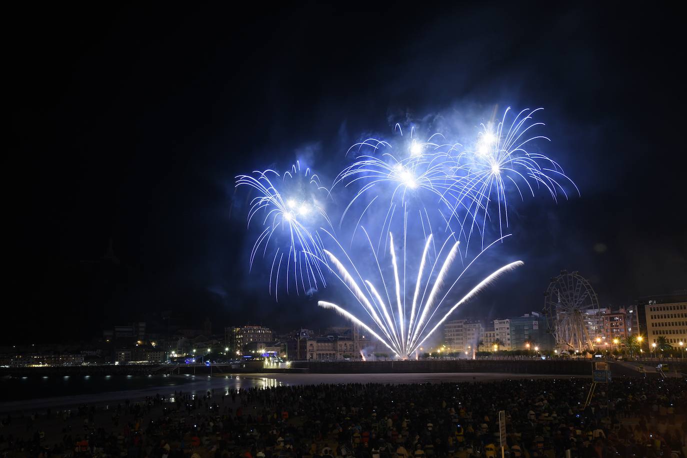 Fotos: Buen debut de la pirotecnia italina Scarsella Fireworks