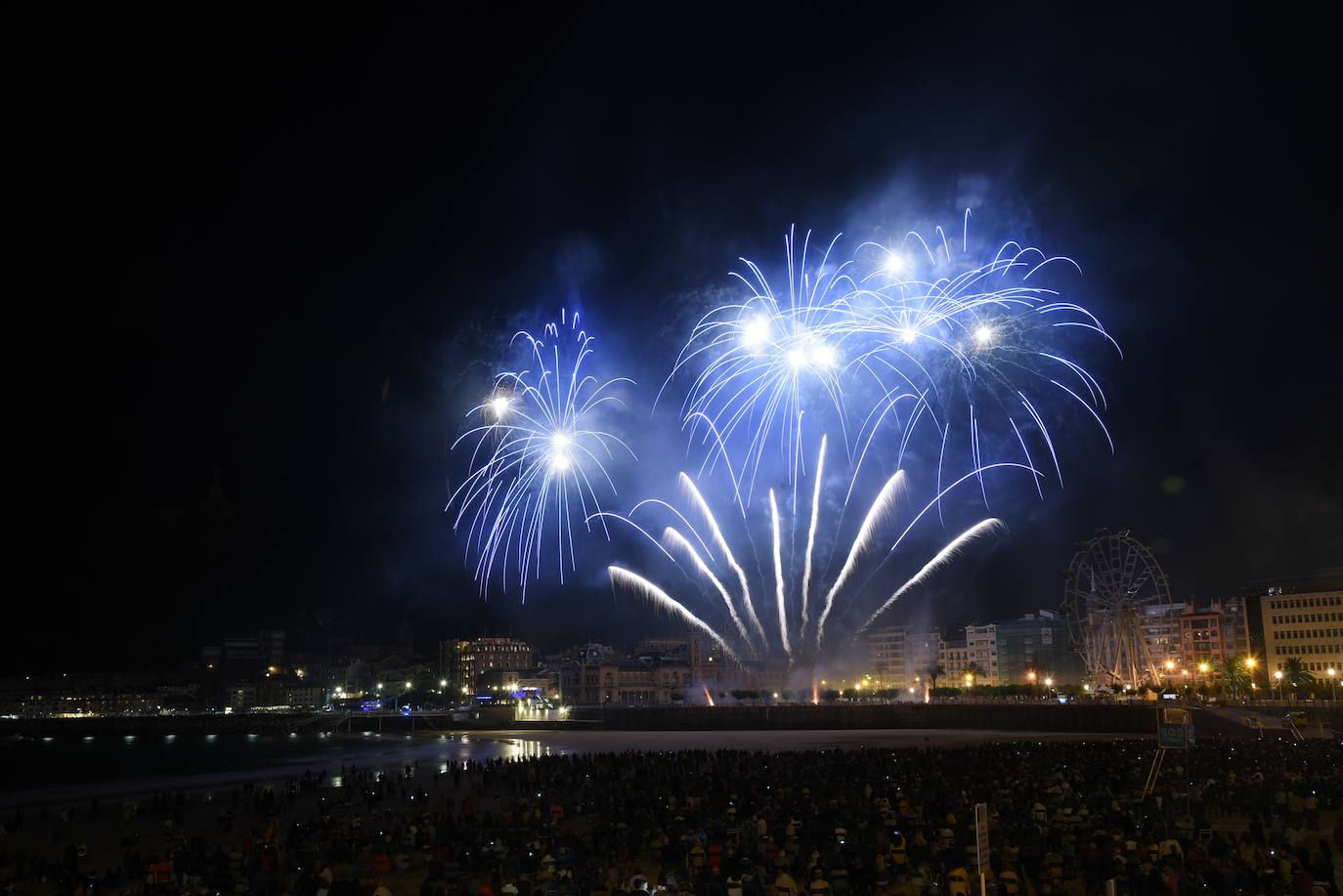 Fotos: Buen debut de la pirotecnia italina Scarsella Fireworks