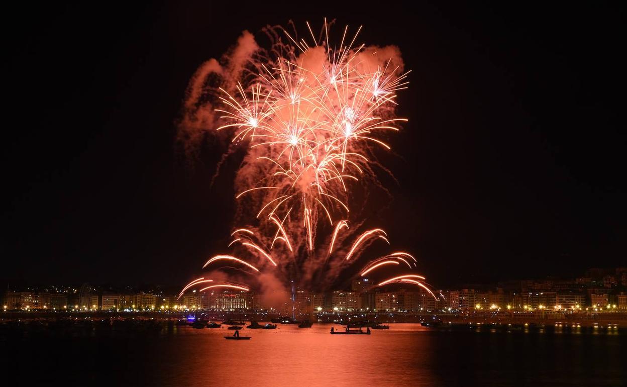 Lanzamiento de la pirotecnia Vulcano, este martes por la noche en San Sebastián con motivo de la Semana Grande.