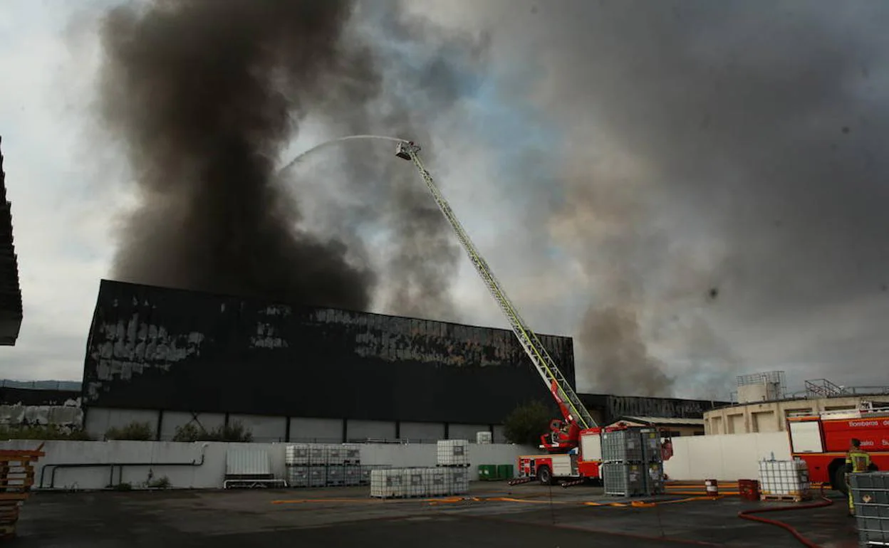El incendio ocurrido hace un año en la planta de Quesos Aldanondo en Salvatierra-Agurain. 