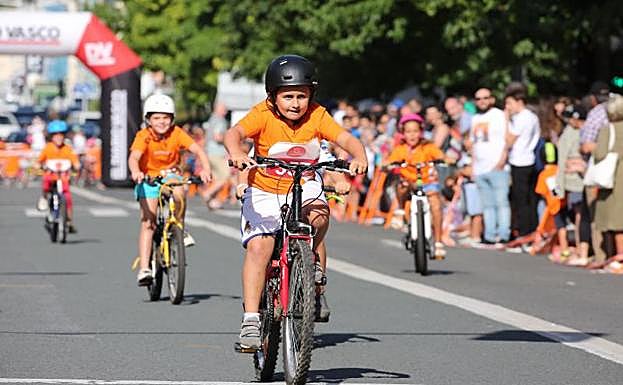 Participantes en la actividad ciclista en el Boulevard.