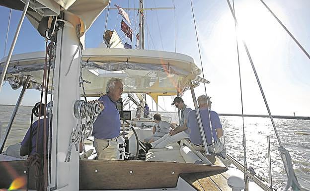 El 'Pros', un queche de 21 metros de eslora, lleva las banderas de los 22 países que tocará entre el 20 de septiembre de 2019 y el 8 de septiembre de 2022. 