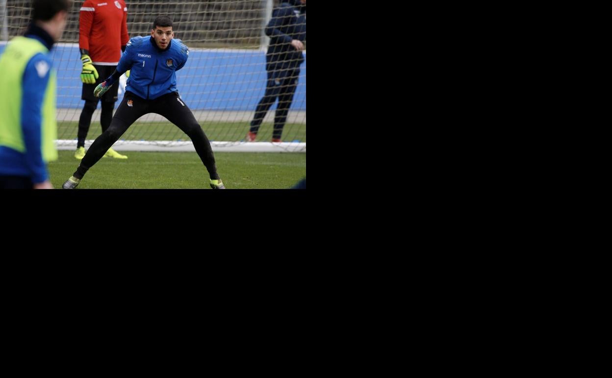 Rulli se dispone a atajar un balón en el entrenamiento de este miércoles en Zubieta. 