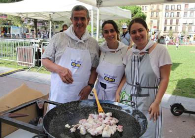 Imagen secundaria 1 - Los meimbros del jruado y participantes en el concurso.