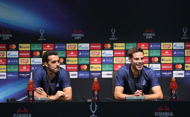 Pedro y Azpilicueta, en la rueda de prensa en Estambul antes de la final
