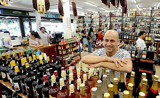 Rubén Fraile Imaz trabaja en el establecimiento de Behobia que fundó su abuelo hace 40 años.