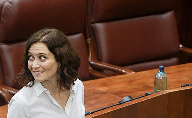 La candidata del PP, Isabel Díaz Ayuso, tras conocer el resultado de la votación que la ha convertido en nueva presidenta de la Comunidad de Madrid en la Asamblea madrileña