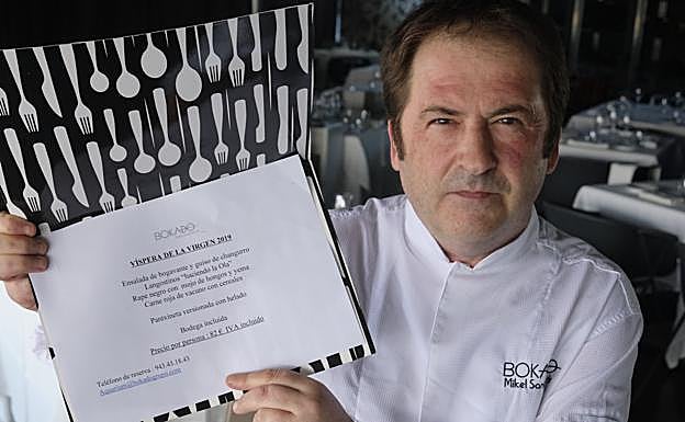 Mikel Santamaría, con el menú de la cena especial de Bokado