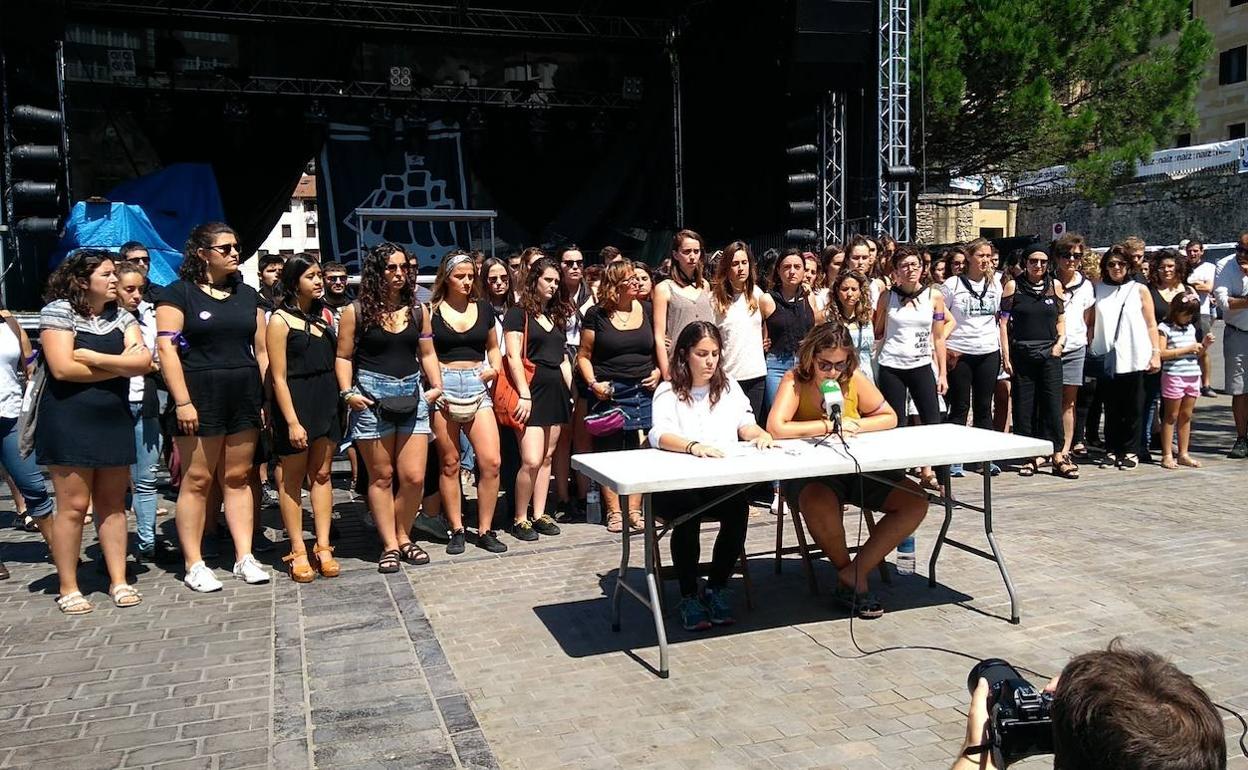 Prentsa agerraldia egin dute gertatutakoaren berri emateko