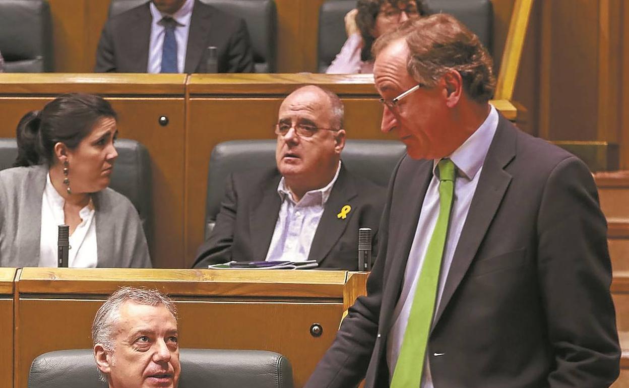Urkullu y Alonso charlan durante un pleno en el Parlamento Vasco.