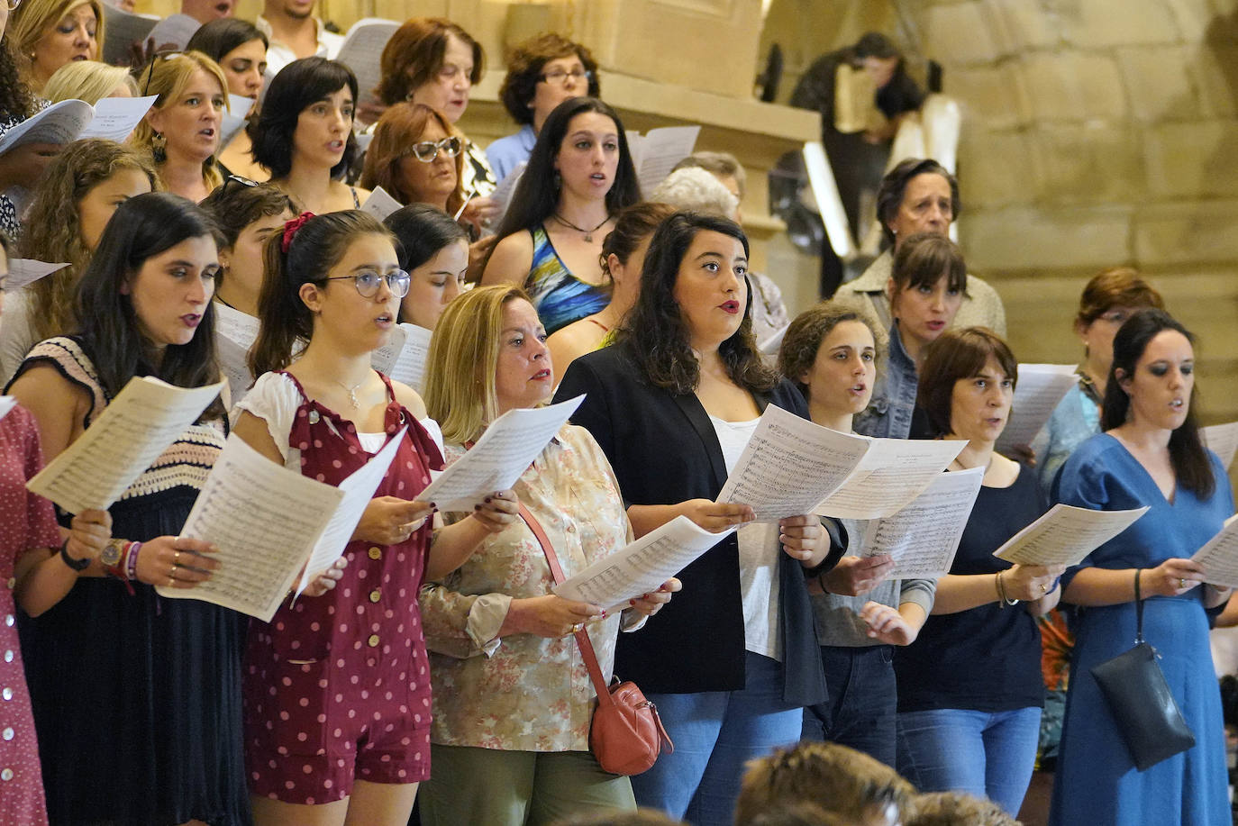 Fotos: La Salve llena la basílica de Santa María