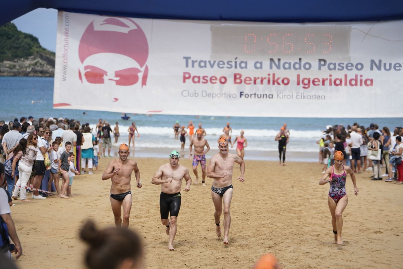 Fotos: Los adultos terminan la travesía a nado