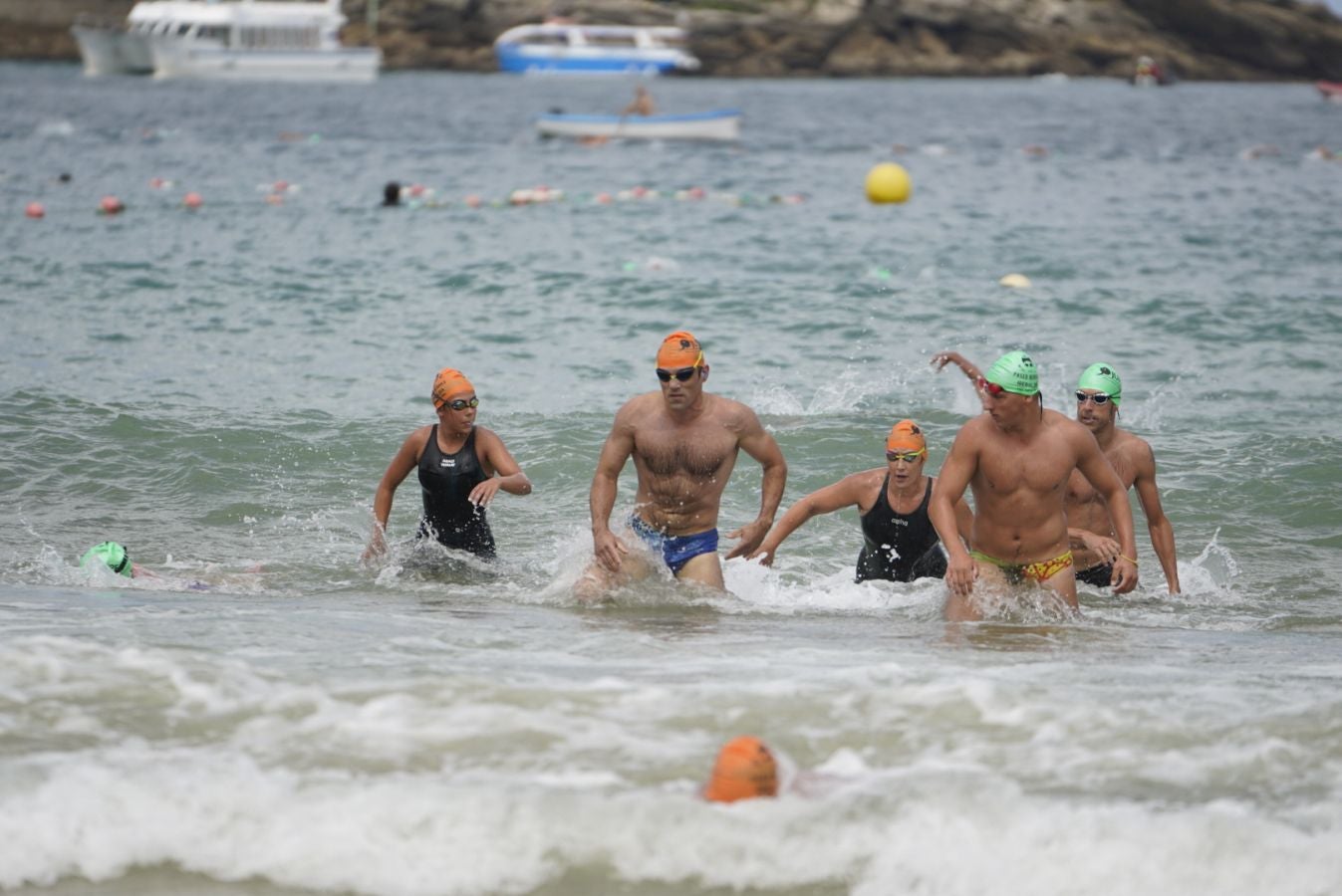 Fotos: Los adultos terminan la travesía a nado