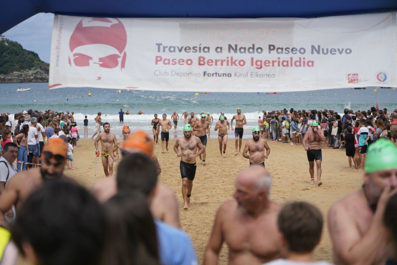 Fotos: Los adultos terminan la travesía a nado