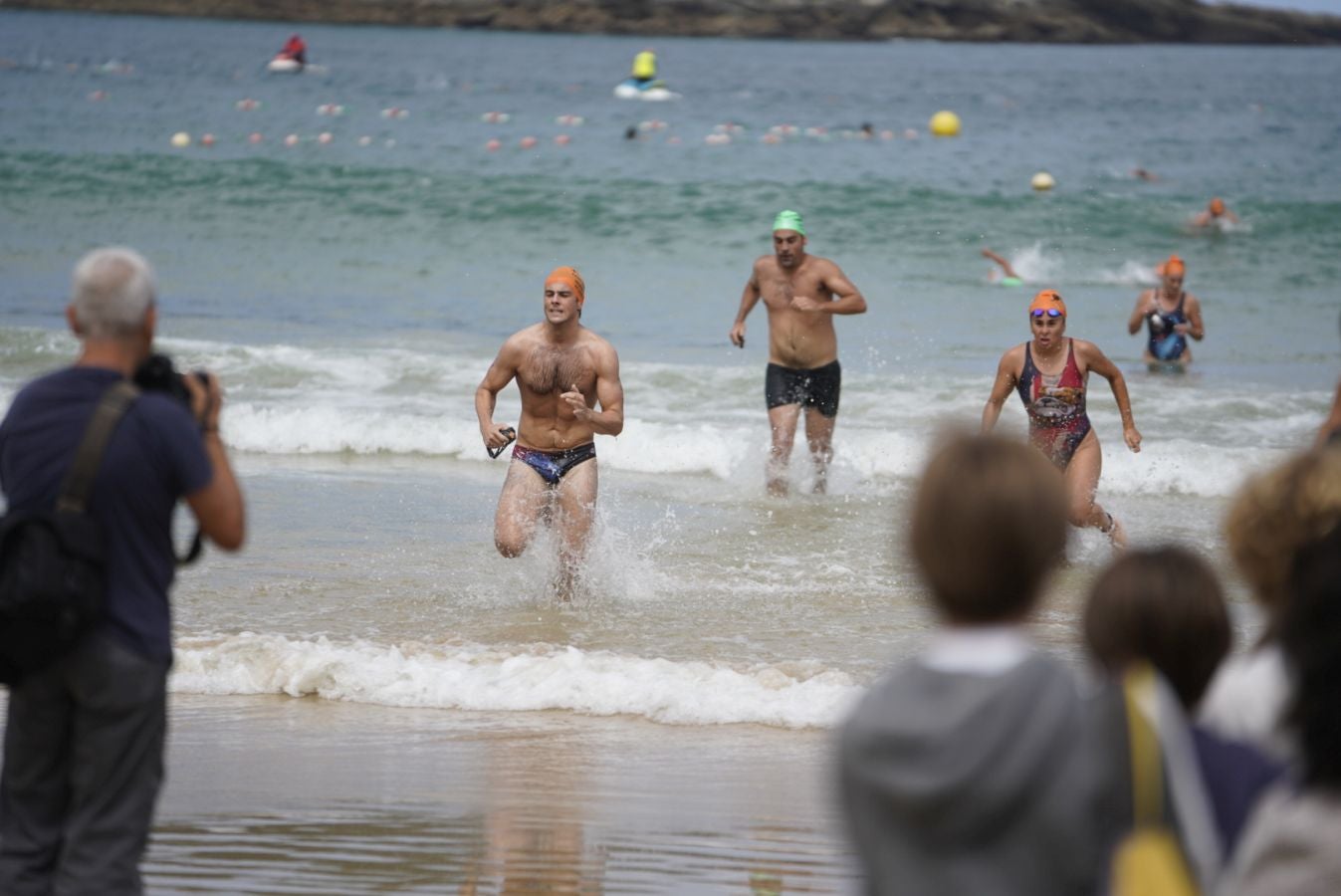 Fotos: Los adultos terminan la travesía a nado