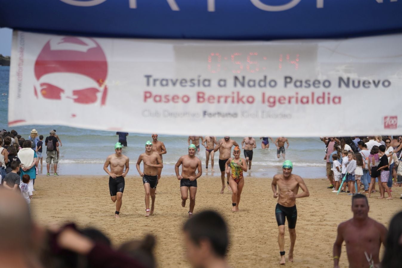 Fotos: Los adultos terminan la travesía a nado