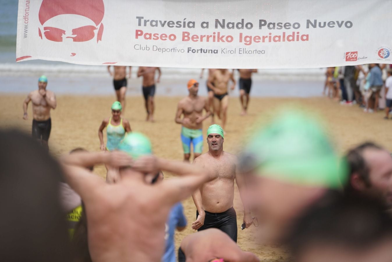 Fotos: Los adultos terminan la travesía a nado