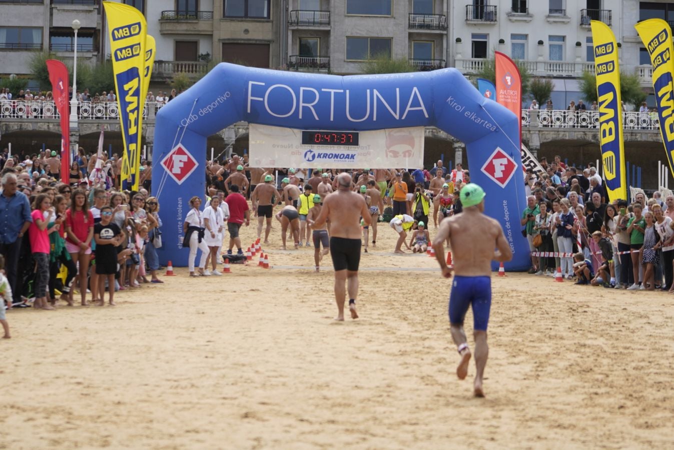 Fotos: Los adultos terminan la travesía a nado