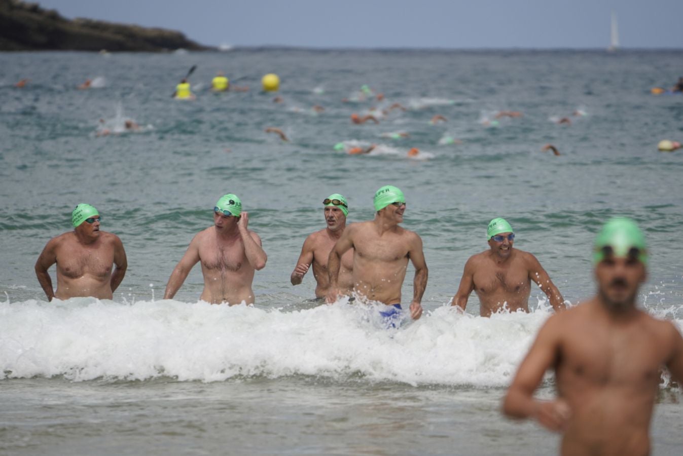 Fotos: Los adultos terminan la travesía a nado
